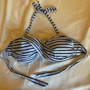 Convertible bikini top with twist detail